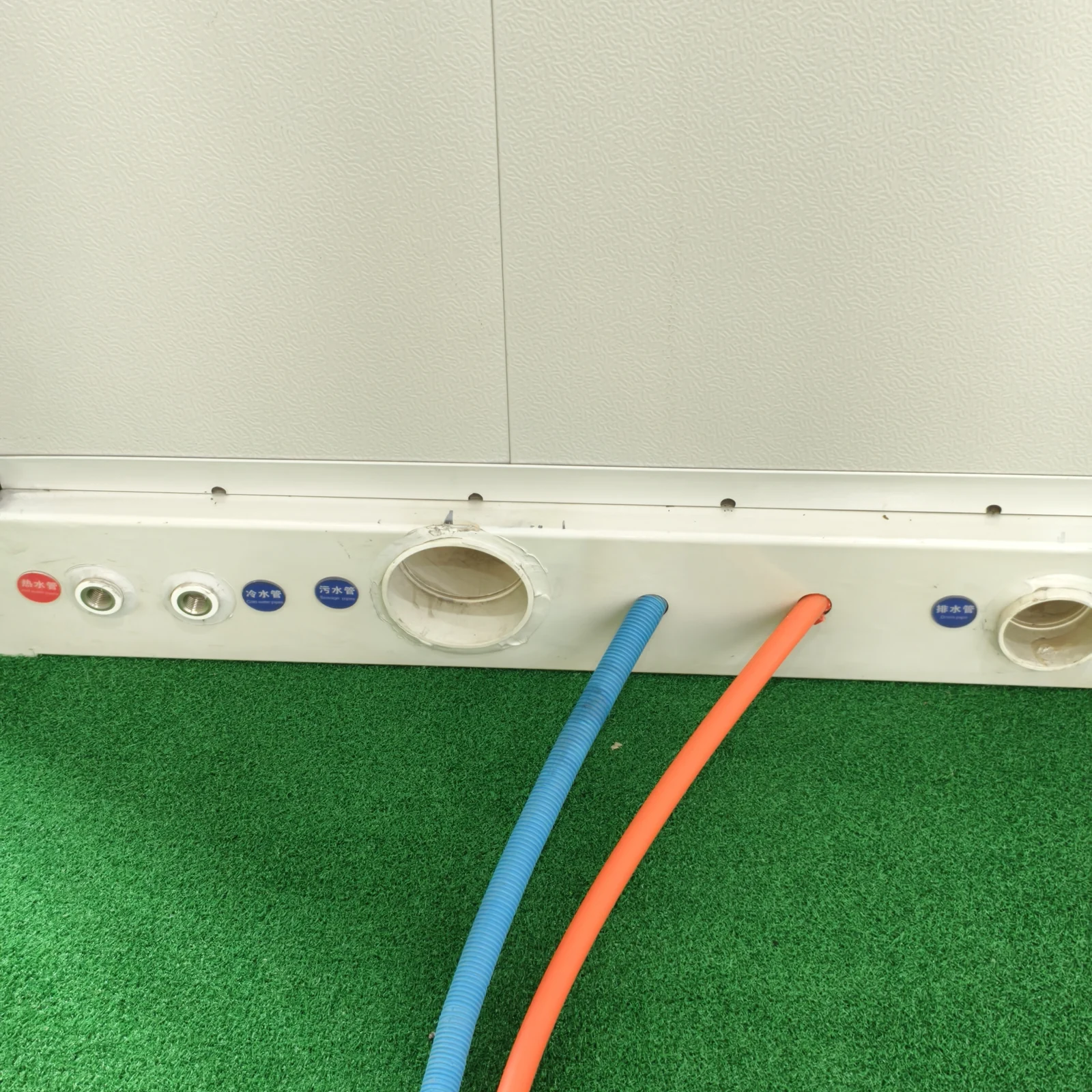 Service connection outlets on the showroom unit